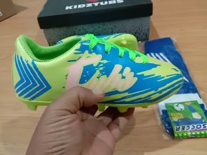 Sepatu Sepak Bola Anak Laki-laki Usia 6-10 Tahun PAUD TK SD SMP Kelas 1 2 3 4 5 6 7 8 9 0 Tahun-KIDZTUBS1901112323 - SEPATU FUTSAL ANAK GRATIS KAOS KAKI - Model: SEPATU FOOTBALL kids - Material: Sintetis kombinasi - Bonus: Sepasang kaos kaki