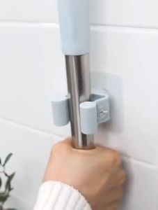 (HCM)Móc Dán Tường Kẹp Giữ Chổi treo dụng cụ vệ sinh lau nhà treo đồ gia dụng dán tường