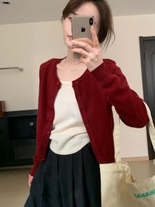 เสื้อคาร์ดิแกนถักคอตั้งแขนยาวผู้หญิงฤดูใบไม้ร่วง 2024 เสื้อคลุมกันหนาวทรงสั้นทรงเข้ารูปสีแดง คอลเลกชั่นใหม่ คุณภาพระดับพรีเมียม