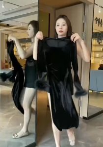 แม็กซี่เดรสแขนยาวสีดำ ปลายแขนแต่งขนมิ้งผ้ากำมะหยี่ Dress ผ่าหน้าสม็อคเอว ทรงเข้ารูป ชุดออกงาน #9198