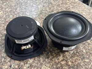 Cặp Loa Bass B&W 16cm công xuất maximum 800w / 8 Ohm loa đã qua sử dụng nhưng còn rất đẹp âm thanh rất hay.