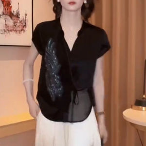 Shalldoer | เสื้อเชิ้ตคอวีสีดำหรูหราสำหรับผู้หญิง ฤดูร้อน 2025 เสื้อเชิ้ตแขนกุดแบบใหม่ที่สวยงามและไม่ซ้ำใคร เสื้อเชิ้ตผ้าสะท้อนแสง