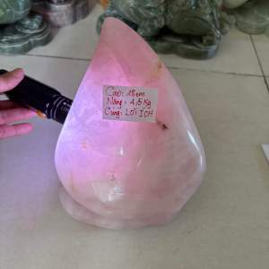 Đá thạch anh hồng tự nhiên nguyên khối nặng 45 kg cao 18 cm của xưởng chế tác đá phong thuỷ Mỹ nghệ An An