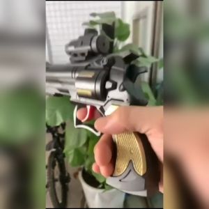 Mainan Pistol mainan berisi gelembung air