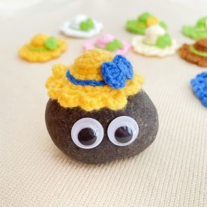 Handcrafted Cute Pet Stone Hats Knitted Mini Doll Accessories Adorable Yarn Hats Tabletop Decorations DIY Crafts