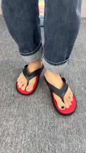 รองเท้าแตะผู้ชายฤดูร้อนสะดวกสบาย และระบายอากาศได้ดีกลางแจ้งลื่นรองเท้าแตะกันลื่นและกันน้ำ เหมาะสำหรับเทศกาลสงกรานต์ รองเท้าไปทะเล 