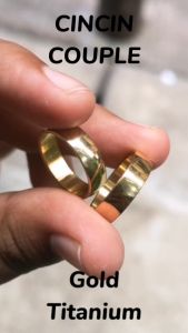 Cincin Couple Pria Wanita Gold Kuning Emas Besar Polos Titanium
