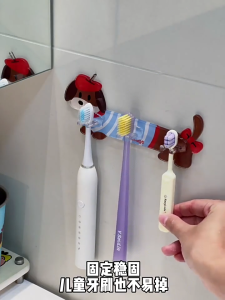 ที่แขวนสายไฟ / ที่แขวนแปรงสีฟัน ลายน้องหมาสุดคิ้วท์ 🐶✨ ของใช้ในบ้านสุดน่ารัก ที่ช่วยจัดระเบียบสายไฟหรือแปรงสีฟันให้เรียบร้อยและดูดีขึ้นทันตา! ดีไซน์น้องหมาใส่หมวกแดงสุดคิ้วท์ เหมาะกับทุกมุมในบ้าน ทั้งห้องน้ำ ห้องครัว หรือโต๊ะทำงาน 💕