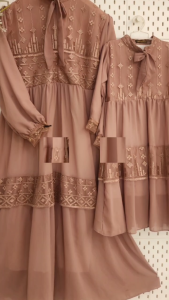 Gamis Brokat Elegan Motif Floral dengan Kerah Polo untuk Couple & Keluarga - Nyaman dan Stylish