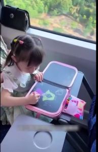 Sổ vẽ viết tự xóa graffiti phát sáng 10 trang cho bé Kenmart tặng kèm 6 bút 2 khăn lau đồ chơi tranh tô màu