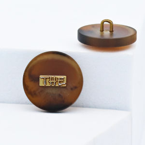 กระดุมตกแต่งระดับไฮเอนด์ สไตล์เรียบง่าย ตัวอักษรแบน กระดุมเสื้อโค้ทสีกาแฟ กระดุมคุณภาพสูงสำหรับเสื้อสูท เครื่องประดับเสื้อผ้า