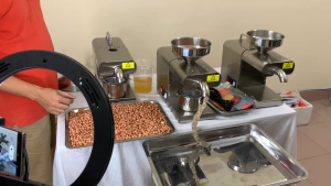 Máy ép dầu thực vật đa năng ép các loại hạt có dầu: Hạt lạc vừng đậu phộng hạt mè cacao... năng suất 3 - 5 kg/h