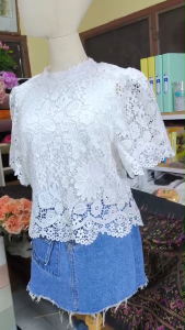 PIYAWAN เสื้อลูกไม้สีขาว เสื้อขาวใส่งานบวช ใส่ทำบุญ ใส่ไปวัด Freesize อก 42 ยาว 25 นิ้ว No.9895 ส่งฟรี มีบริการเก็บเงินปลายทาง