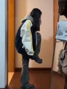 เสื้อแจ็คเก็ตเบสบอลสีน้ำเงินเข้มสำหรับผู้หญิงในช่วงต้นฤดูใบไม้ผลิปี 2024 ดีไซน์ใหม่ สไตล์สตรีท ทรงหลวม ปกติ