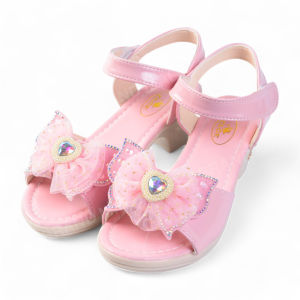 รองเท้าคัชชูเด็ก ดีไซน์น่ารัก วัสดุกลิตเตอร์โบว์ตรงกลางมีหัวใจเพรชเพิ่มความแวววาว เหมาะสำหรับงานพิเศษหรือชุดเจ้าหญิง