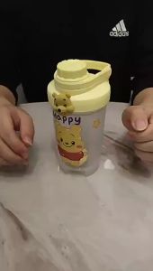 Bình nước học sinh 500ml Bình nhựa lắc gấu dâu có Quai xách Nắp đậy chống tràn Tặng kèm Sticker 2D