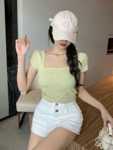 เสื้อยืดคอกว้างแขนสั้นทรงเข้ารูปสไตล์เกาหลีสำหรับผู้หญิงในช่วงฤดูร้อน เสื้อผ้าทำงานทรงเข้ารูปสีพื้นสำหรับใส่ไปทำงาน