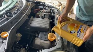 SUZUKI SWIFT VITARA SX4 ALTO APV PROTON ERTIGA OIL FILTER + KOYOMA 5W30 SEMI SYNTHETIC ENGINE OIL