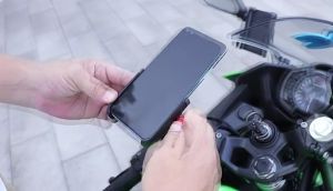 AstMotor Motorcycle V5 Phone Holder: Aluminum Alloy Handlebar & Mirror Type Universal