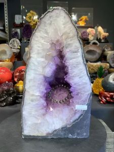 ready stock fengshui amethyst geode 五行金💯天然紫晶洞 薄皮玛瑙边 带有黄娇花 (如定制实木底座另加RM60) 高height: 34cm 宽width: 19cm x 17cm 洞深hole: 6.5cm 重weight: 15kg origin from Brazil🇧🇷 📍Johor Bahru 区可自行取货或邮寄服务