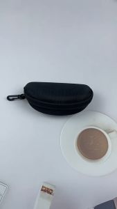 Case Kacamata Portable Kapasitas Besar Warna Hitam Dengan Resleting