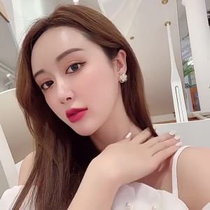 Anting Aksen Bunga Hitam: Anting Fashion dengan Desain Unik