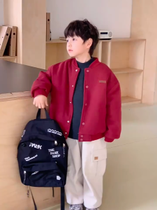 Ambbkids.2025-Áo Khoác Bóng Chày Trần Bông Lót Lông Cừu Màu Đỏ Ấm Áp Cá Tính Cho Bé Trai Thu Đông Mới 2025
