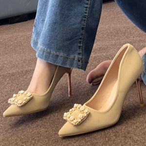 รองเท้าส้นสูงหัวแหลมสำหรับผู้หญิง ดีไซน์ใหม่ปี 2025 สไตล์ฝรั่งเศส รองเท้าแต่งงานแบบสวมหัวกลม รองเท้าแต่งงานสำหรับเจ้าสาว