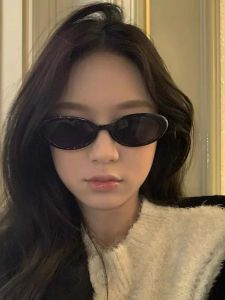 ทันสมัย แว่นกันแดดทรงรีสําหรับผู้ชายและผู้หญิง เลนส์ป้องกันรังสียูวี เหมาะสําหรับรูปทรงหน้าต่างๆ น้ำหนักเบา และสะดวกสบาย