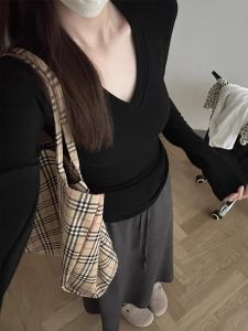 Korean Style Long Sleeve V-Neck Short T-Shirt Womens Slim Fit Base Layer Top Black Trendy Autumn Fashion for Young Women