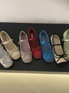 รองเท้า Mary Janes สำหรับผู้หญิง ทรงหัวเหลี่ยม สายรัดแบบผูกโบว์ ทรงหัวมน รองเท้าบัลเล่ต์ส้นเตี้ย พื้นยาง ฤดูใบไม้ผลิ 2025