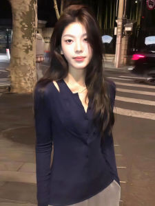 เสื้อคาร์ดิแกนคอวีแขนยาวทรงเข้ารูปสไตล์สาวฮอต เสื้อเชิ้ตสองชิ้นปลอมพร้อมกระดุมเดียวสำหรับผู้หญิงในฤดูใบไม้ร่วงปี 2025