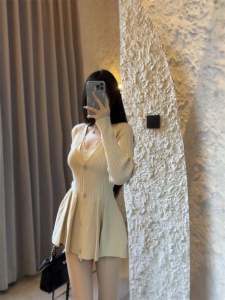Pure Desire V-neck Long Sleeve Knitted Dress Womens Slim-fit Apricot Short Skirt Single Button Waist Cinch Small Short Skirt