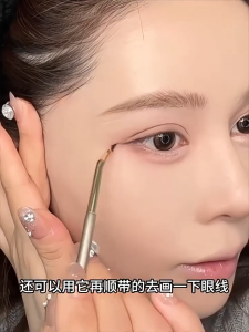 Multi-use Bent Detail Brush for Eyeliner Eyebrow and Congealer High Elasticity Bristles Easy Control