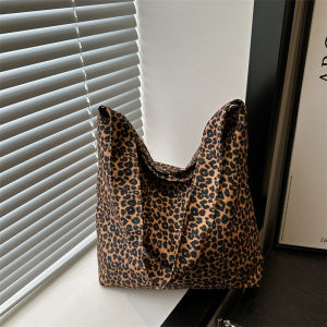 กระเป๋าสะพายไหล่ลายเสือดาวความจุขนาดใหญ่สำหรับผู้หญิง กระเป๋าถือทรง Tote Bag วัสดุผ้าโพลีเอสเตอร์ ปิดด้วยแม่เหล็ก กระเป๋าสะพายไหล่แบบเดี่ยว กระเป๋าสะพายประจำวัน กระเป๋าถือแบบนุ่ม กระเป๋าเดินทางฤดูใบไม้ร่วง/ฤดูหนาว 2024