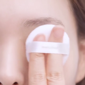 Phấn Nén Innisfree Matte Honey 12H - Kiềm dầu hiệu quả suốt 12 giờ với công thức siêu nhẹ từ bột micron mịn màng không bít tắc lỗ chân lông. Chống thấm nước & mồ hôi vượt trội tạo lớp nền tự nhiên mềm mại bền màu cả ngày an toàn cho cả da nhạy cảm