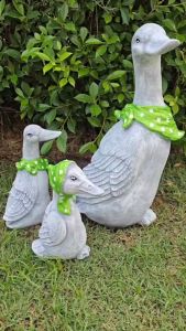 ชุดตุ๊กตาเป็ดตกแต่งสวน 3 ตัว พร้อมผ้าเช็ดหน้าสีสันสดใส