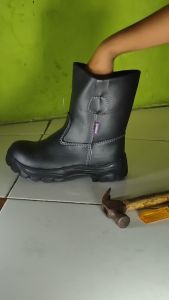 Sepatu safety proyek king Edmundo ujung besi sepatu safety kerja pabrik ujung besi