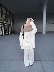 FENNISTUDIO Millennium Original One-Shoulder เสื้อสเวตเตอร์ เสื้อเชิ้ตผู้หญิง ฤดูใบไม้ผลิ ฤดูใบไม้ร่วง เซ็กซี่ Shoulder Bared เสื้อท่อนบน Pure Color ดีไซน์