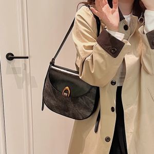 กระเป๋าสะพายข้างผู้หญิงขนาดใหญ่แบบย้อนยุค กระเป๋าสะพายข้างแบบมีสายรัดไหล่ข้างเดียวสำหรับฤดูใบไม้ร่วง 2024 กระเป๋าสะพายข้างแบบสะพายข้างใต้วงแขน