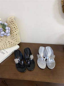 รองเท้าแตะส้นเตี้ยแบบสวมหัวกลมสำหรับผู้หญิง สไตล์เกาหลี ทรงปากเปิด ด้านหน้าประดับดอกไม้ สีเงิน รองเท้าแตะแบบสวมส้นเตี้ยสำหรับผู้หญิง