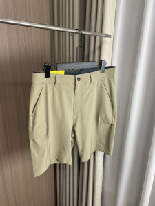 กางเกงขาสั้นลำลองชายผ้าฝ้ายผสมสีพื้นเอวยางยืดแห้งเร็ว 5 นิ้ว กางเกงขายาวทรงตรงสำหรับฤดูร้อน ทรงหลวม สวมใส่สบาย