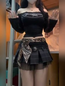 Luna Shop🍑เสื้อยืดแขนยาวผู้หญิง👚เสื้อยืดรัดรูป เสื้อครอปเปิดไหล่ เสื้อยืดพิมพ์ลายโบว์