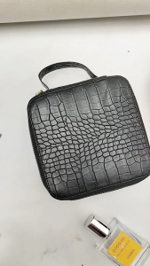 Beauty Case Pouch Kosmetik Wanita Kulit Sintetis Croco Box Make Up Mini Travel Organizer