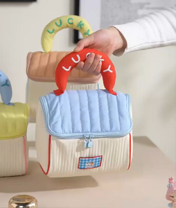 LXY กระเป๋าเครื่องสำอางทรงบ้านน่ารัก ออกแบบเก็บเครื่องสำอางขนาดใหญ่ กระเป๋าเครื่องสำอางแบบพกพา มีหูหิ้วแบบนุ่ม เหมาะสำหรับเด็กและผู้ใหญ่