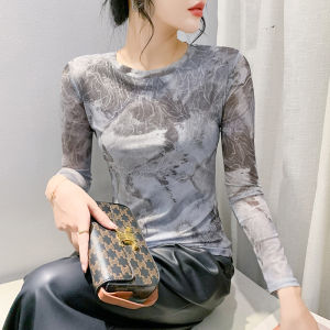 YIMEI เสื้อเชิ้ตยุโรปแขนยาว2024ฤดูใบไม้ร่วง/ฤดูหนาวเสื้อเชิ้ตฐานตาข่ายอเนกประสงค์คอกลมเสื้อยืดพิมพ์ลายสตรีเข้ารูปพอดีเทรนด์ฤดูใบไม้ผลิ