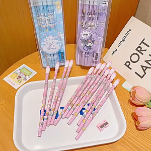 LVYIMAO ดินสอ Sanrio 12 แท่ง ดินสอไม้ ดินสอการ์ตูนเขียนลื่น เครื่องเขียนสำหรับเด็ก (ดินสอ 12 แท่ง กบเหลาดินสอ 1 อัน) ดินสอไม้ 12 แท่ง ด้วยยางลบ ดินสอดำ ใช้ได้ทั้งงานเขียนและวาดรูป ลายการ์ตูน2Bดินสอ ส่งที่เหลาดินสอ เครื่องเขียนเด็กของขวัญ