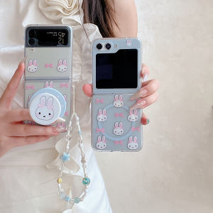 เคสโทรศัพท์รูปกระต่ายผูกโบว์ผีเสื้อสีฟ้าอ่อนแบบเต็มจอป้องกันการตกหล่นสำหรับ Samsung ZFlip6 พร้อมสร้อยข้อมือ ดีไซน์น่ารัก