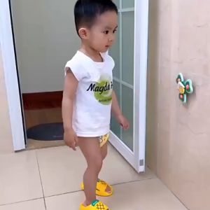 Bồn tiểu đứng cho bé trai bồn đi vệ sinh gắn tường bệ đi tiểu mini cho bé chú ếch xanh 1-6 tuổi - Happy Life 4Kid