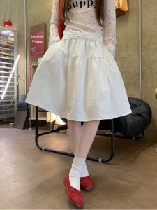 กระโปรงสั้นทรงเอเอวสูงสไตล์เกาหลีสำหรับผู้หญิง ฤดูใบไม้ร่วง 2025 กระโปรงสั้นทรงเอสีพื้นลำลอง ความยาวครึ่งแข้ง กระโปรงสั้นทรงเอ